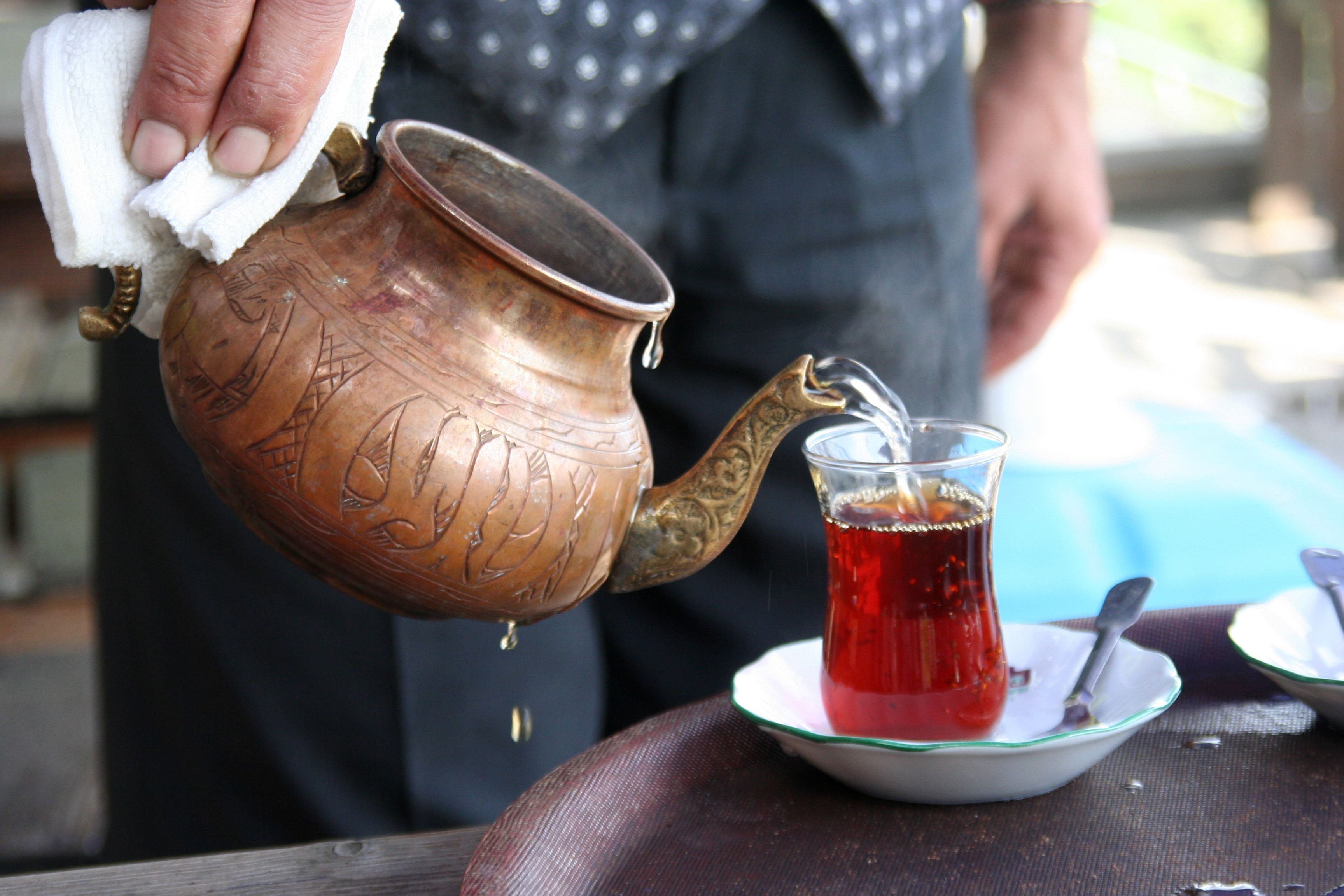 Турки пьют чай. Мифический чай. Почему в Турции пьют чай из маленьких стаканчиков. Из чего пьют чай в Турции. Пить чай проливами.