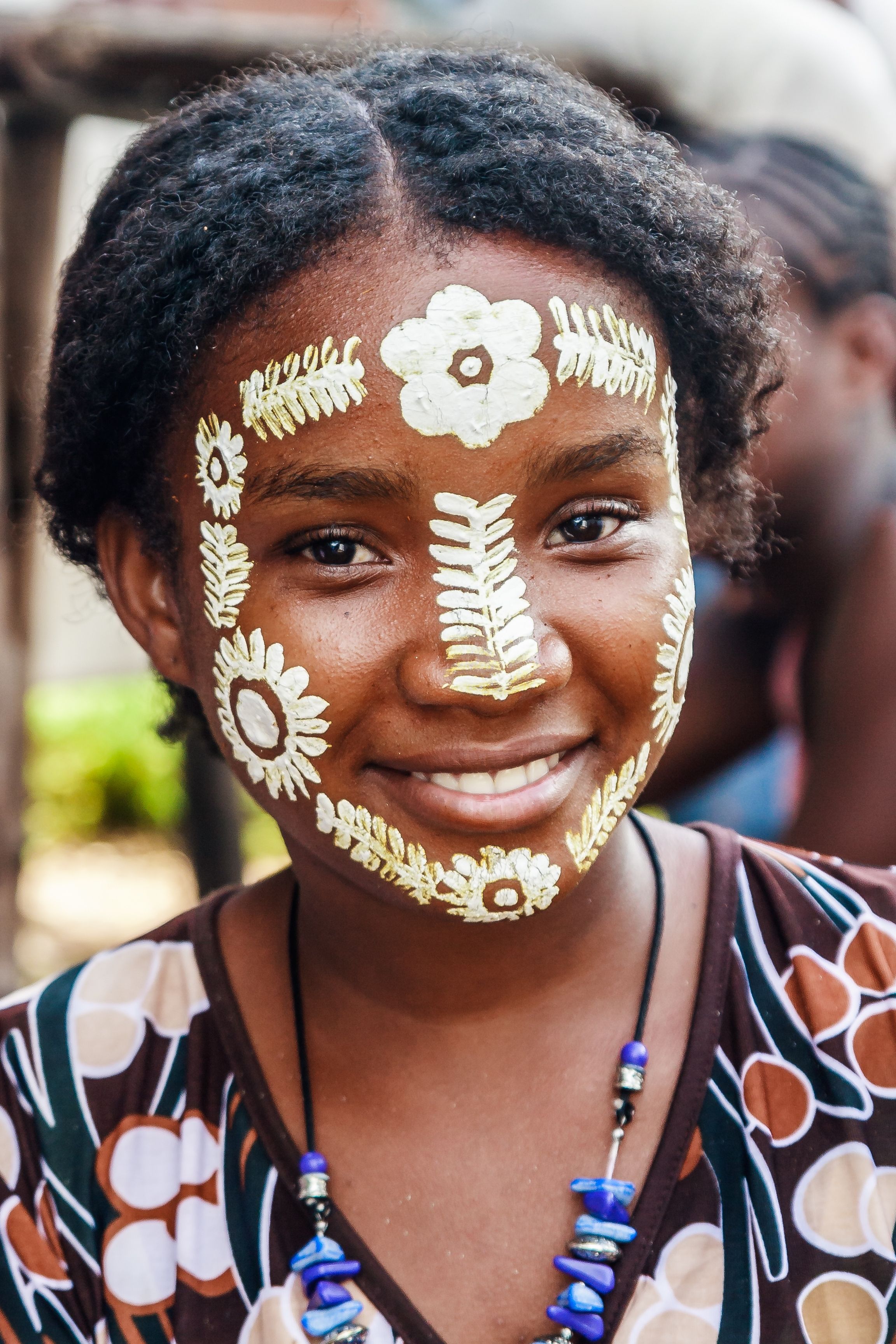 donna malgascia con trucchi tradizionali