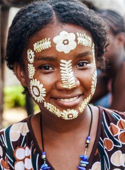 donna malgascia con trucchi tradizionali