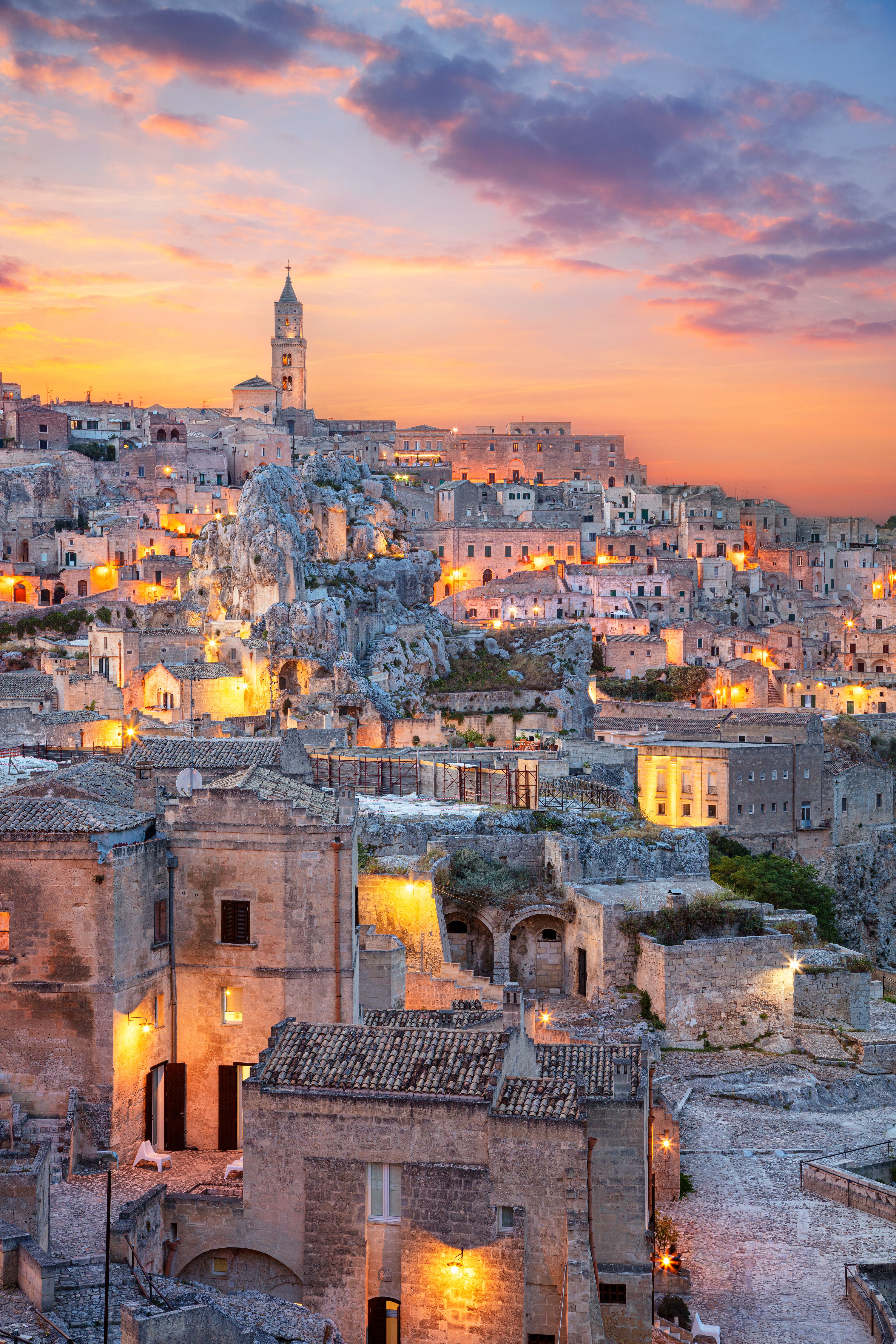 vista al tramonto sulla citta di matera