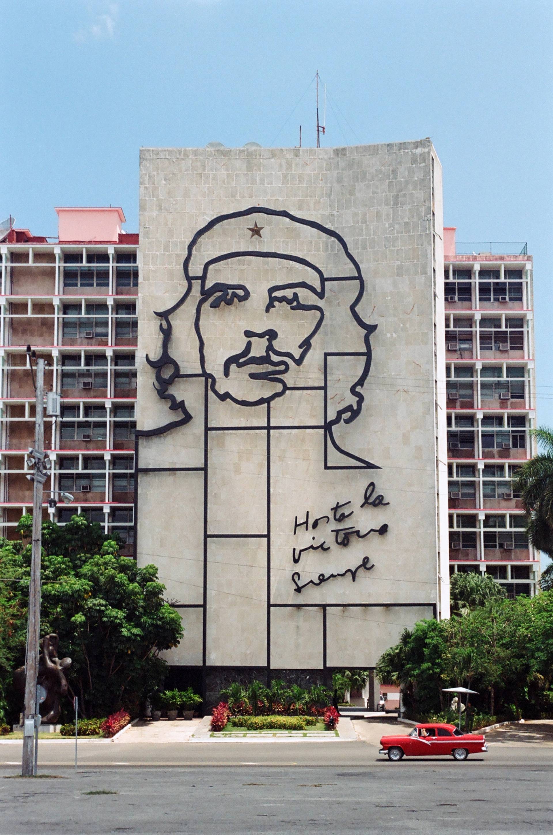 monument dedicated to che guevara