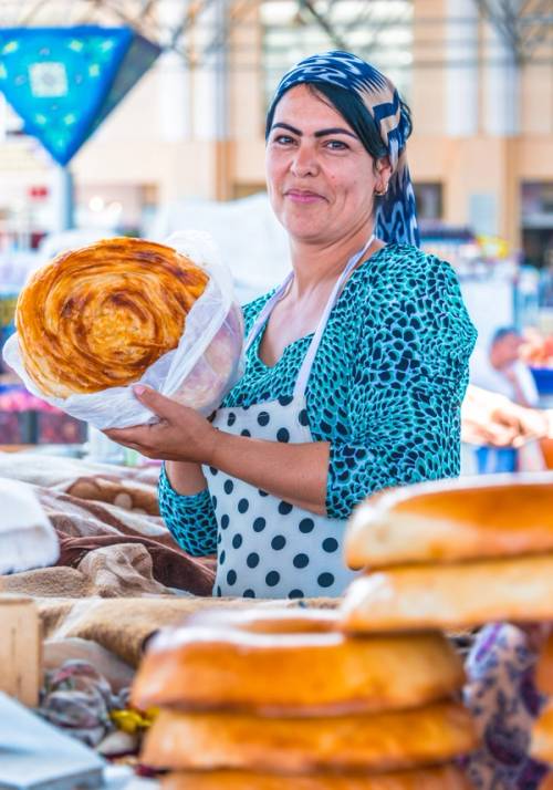 donna uzbeka con pane tipico