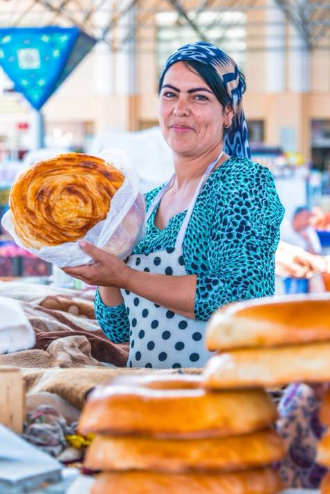 donna uzbeka con pane tipico