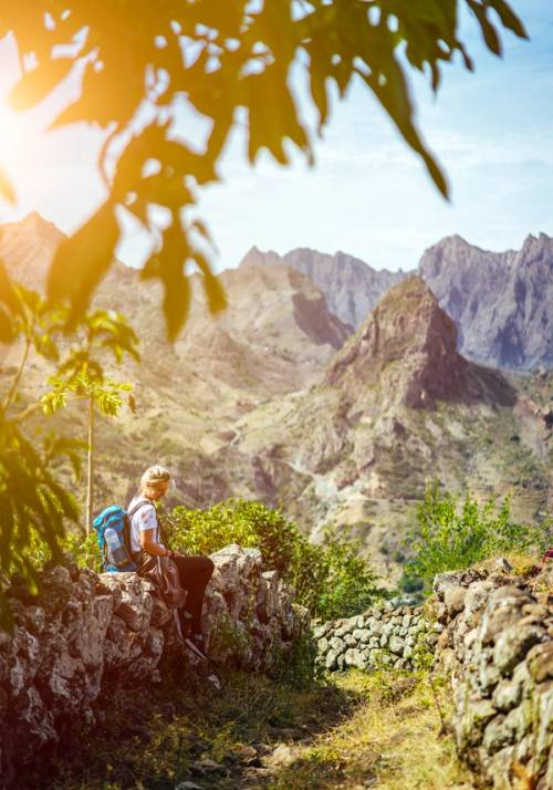 ragazza backpacker nel paesaggio di capo verde