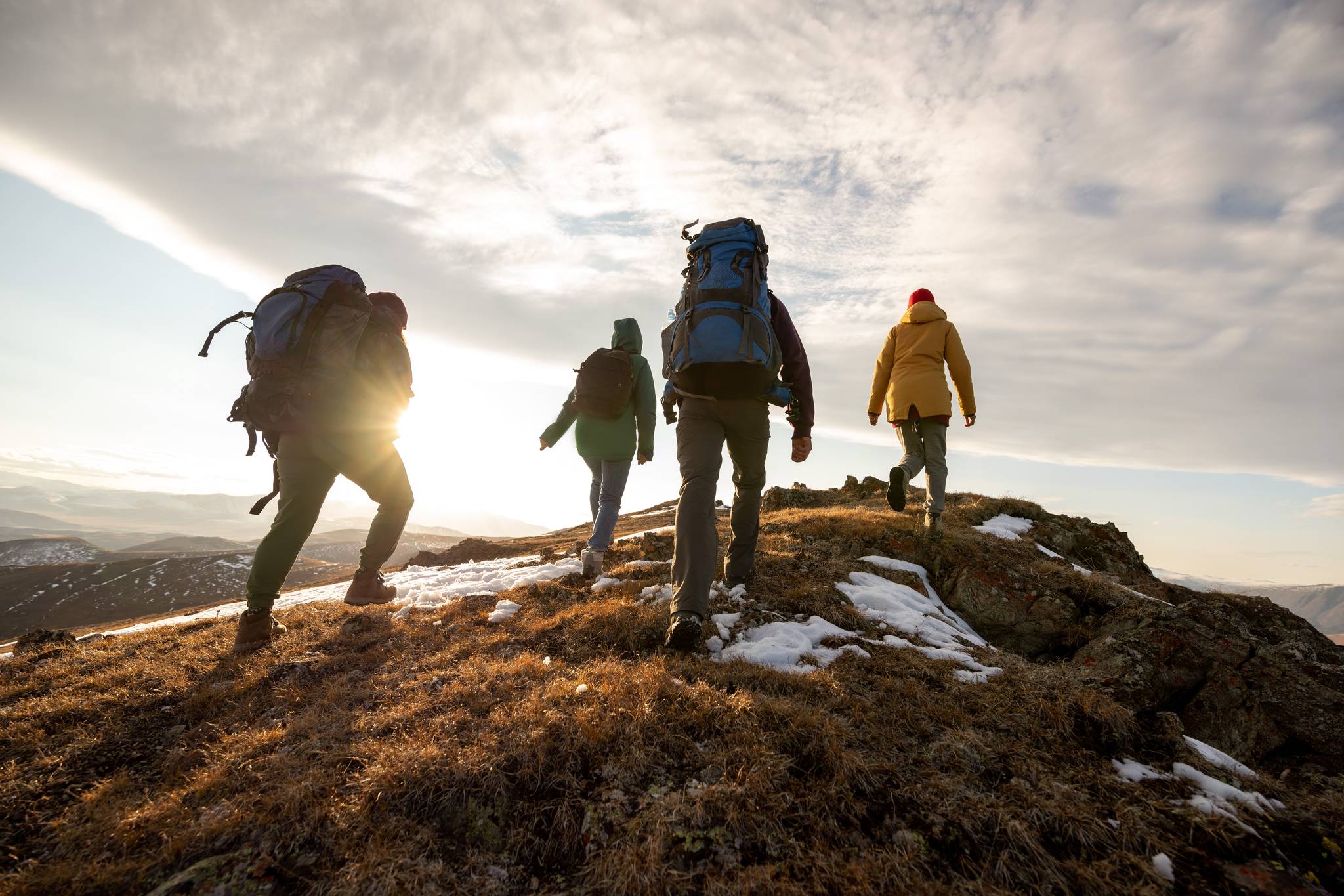 gruppo di persone che fa trekking al tramonto