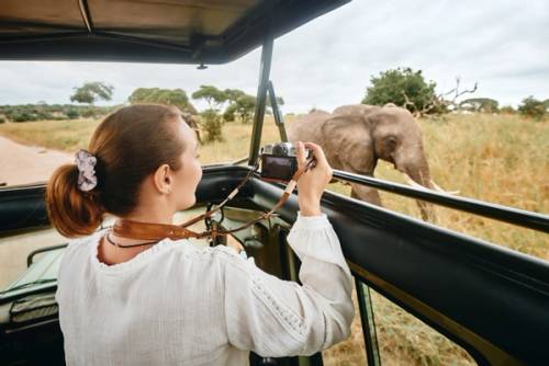donna in safari a ngorongoro in tanzania