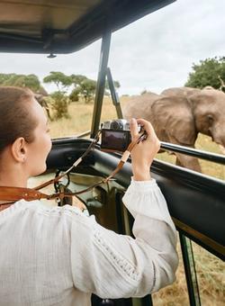 donna in safari a ngorongoro in tanzania