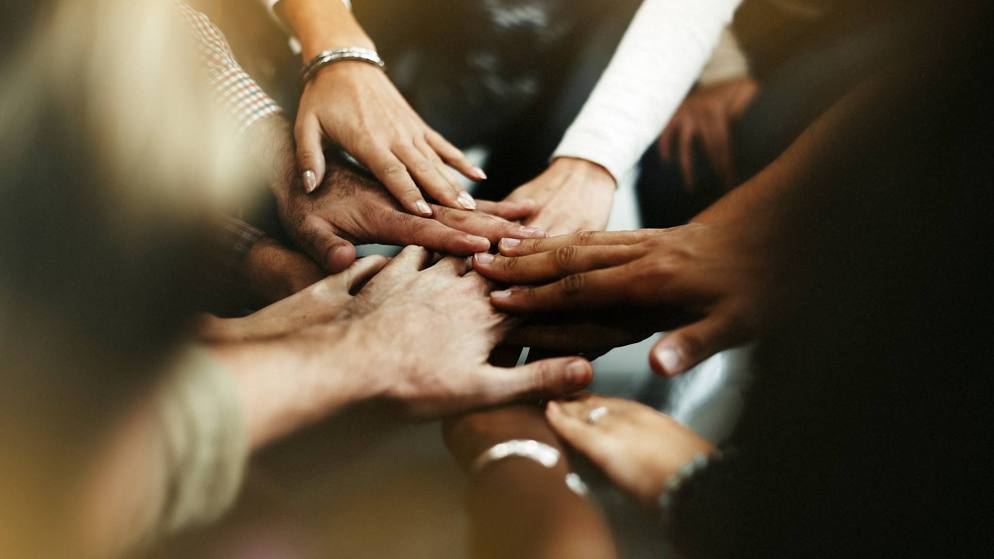 gruppo di colleghi che si tengono le mani