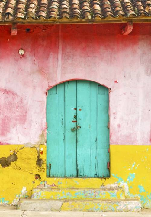 porta colorata nella città di granada in nicaragua
