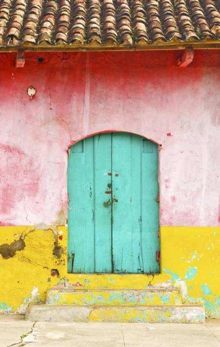 porta colorata nella città di granada in nicaragua