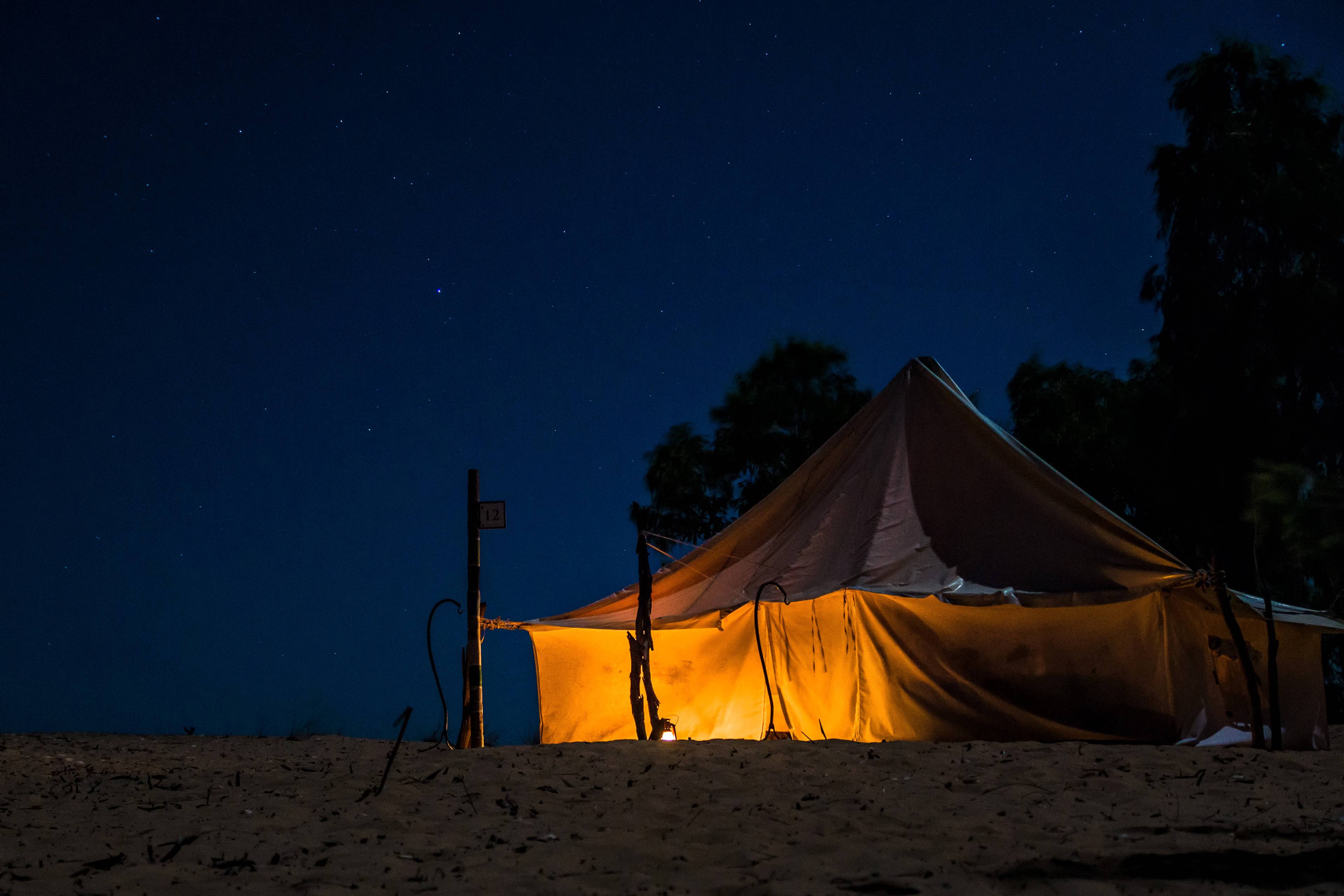 tenda nel deserto sotto le stelle