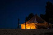 tenda nel deserto sotto le stelle