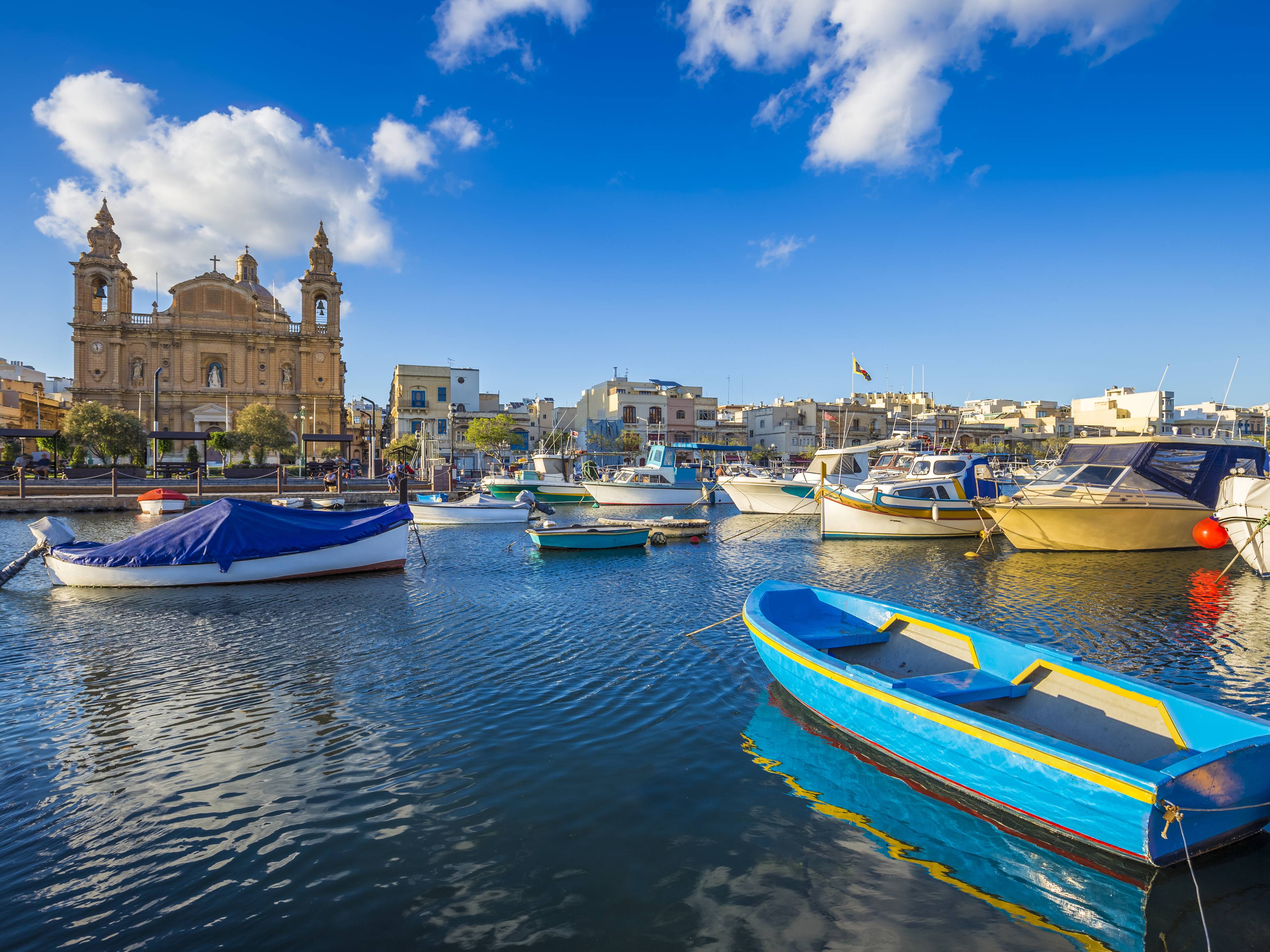Finestra azzurra su Malta cover