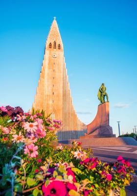 fiori davanti alla cattedrale di reykjavik