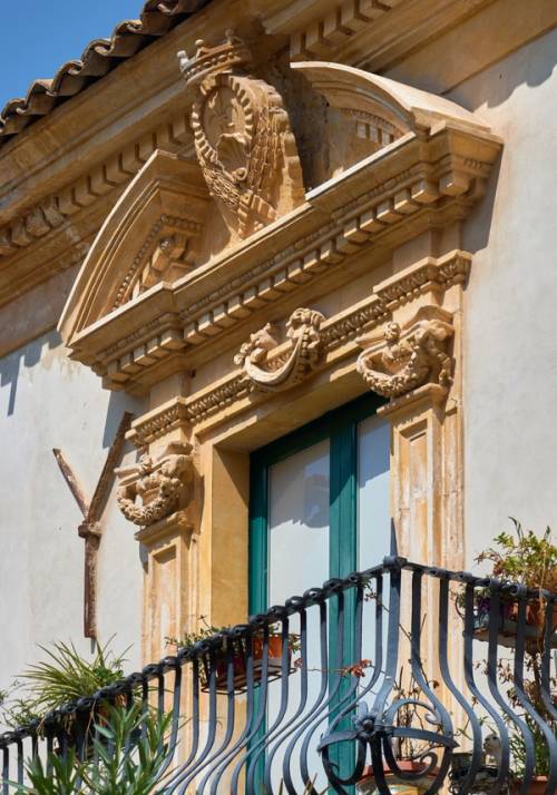 decorazione barocca su edficio a scicli