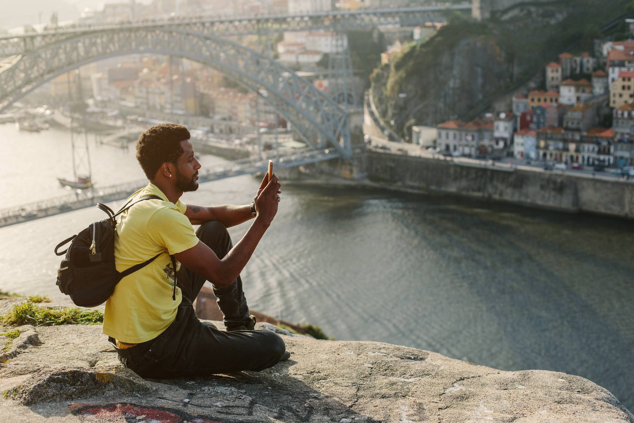 ragazzo scatta foto con cellulare a oporto in portogallo