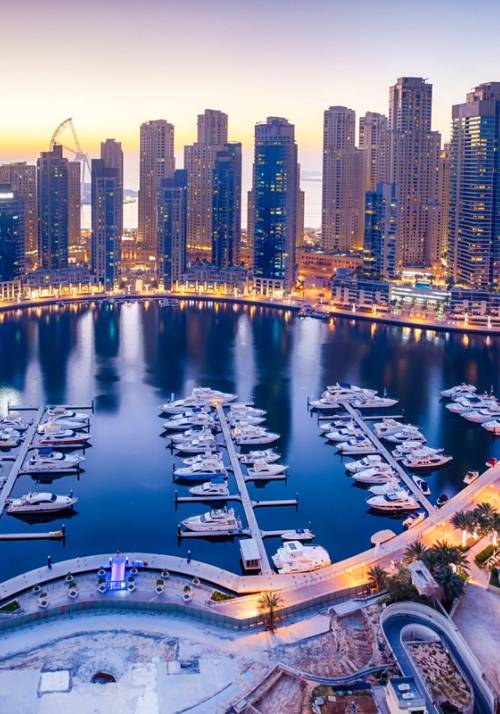 Vista panoramica notturna di Dubai Marina