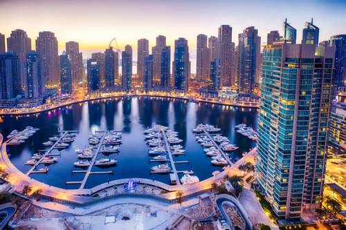 Vista panoramica notturna di Dubai Marina