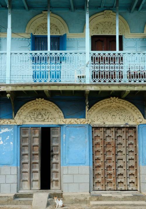 tipici edifici colorati d'azzurro a stone town zanzibar