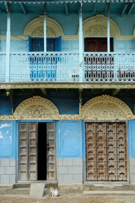 tipici edifici colorati d'azzurro a stone town zanzibar