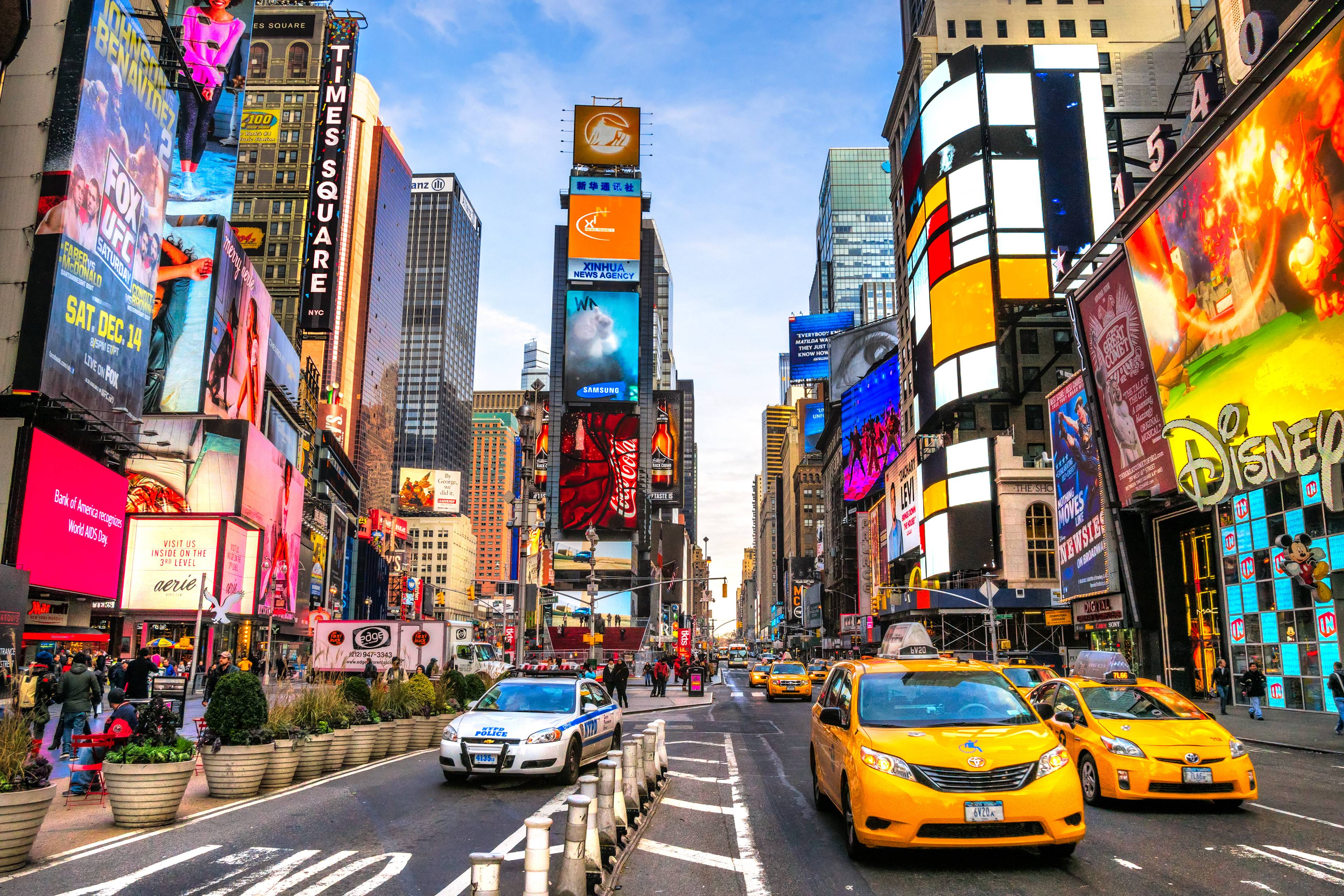 taxi gialli e cartelloni pubblicitari luminosi times square new york