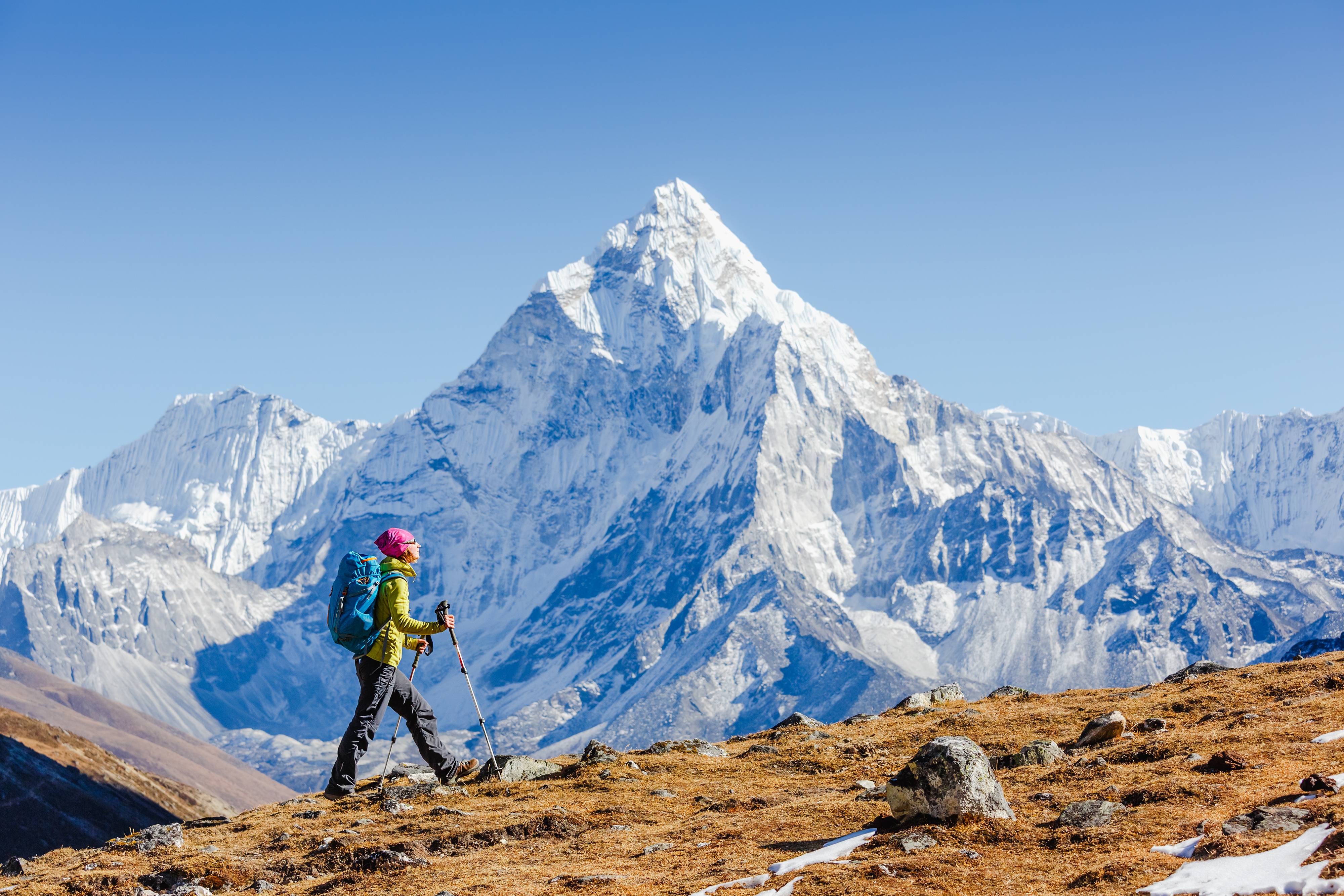 ragazzo che fa trekking in montagna