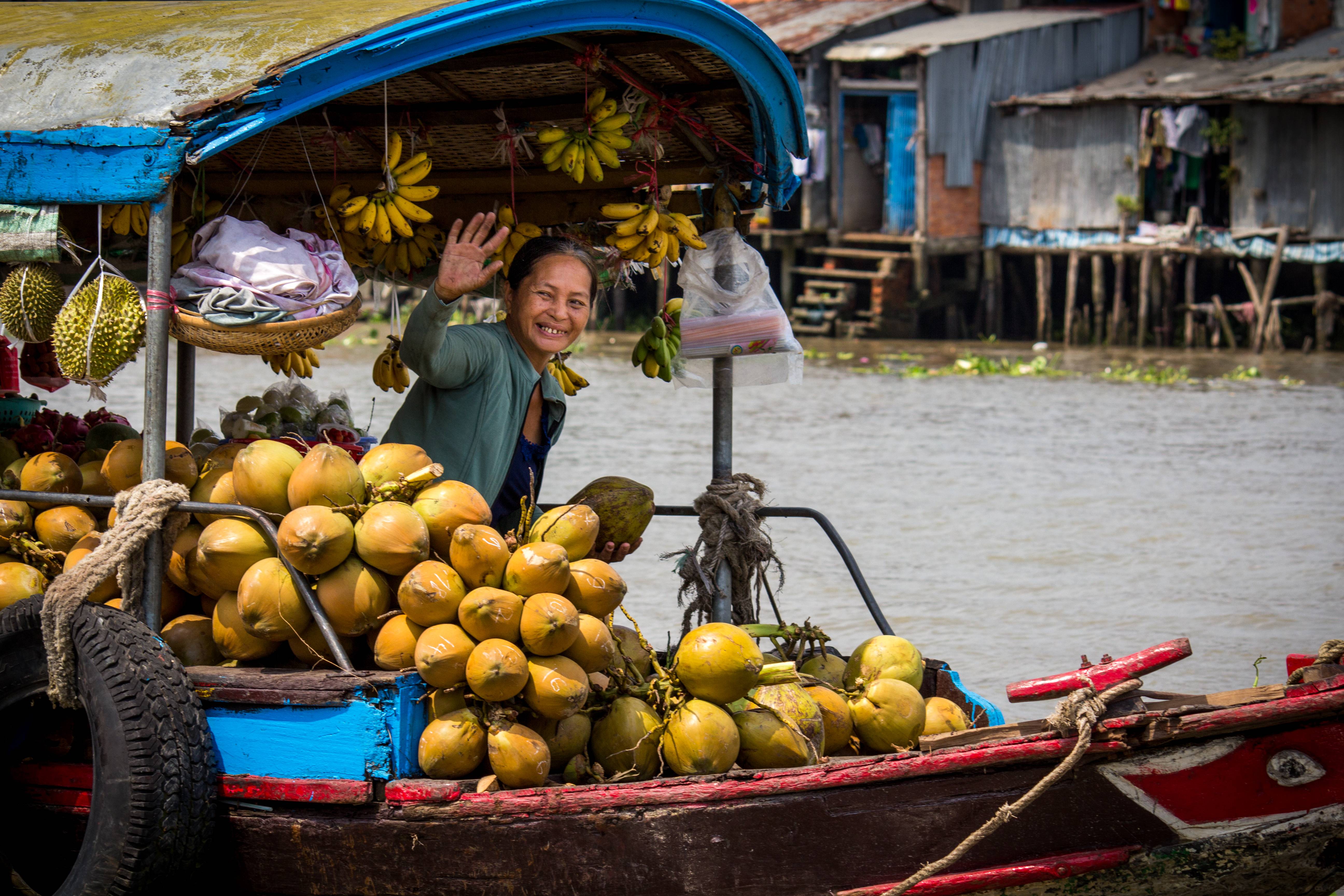 donna vietnamita che vende cocchi