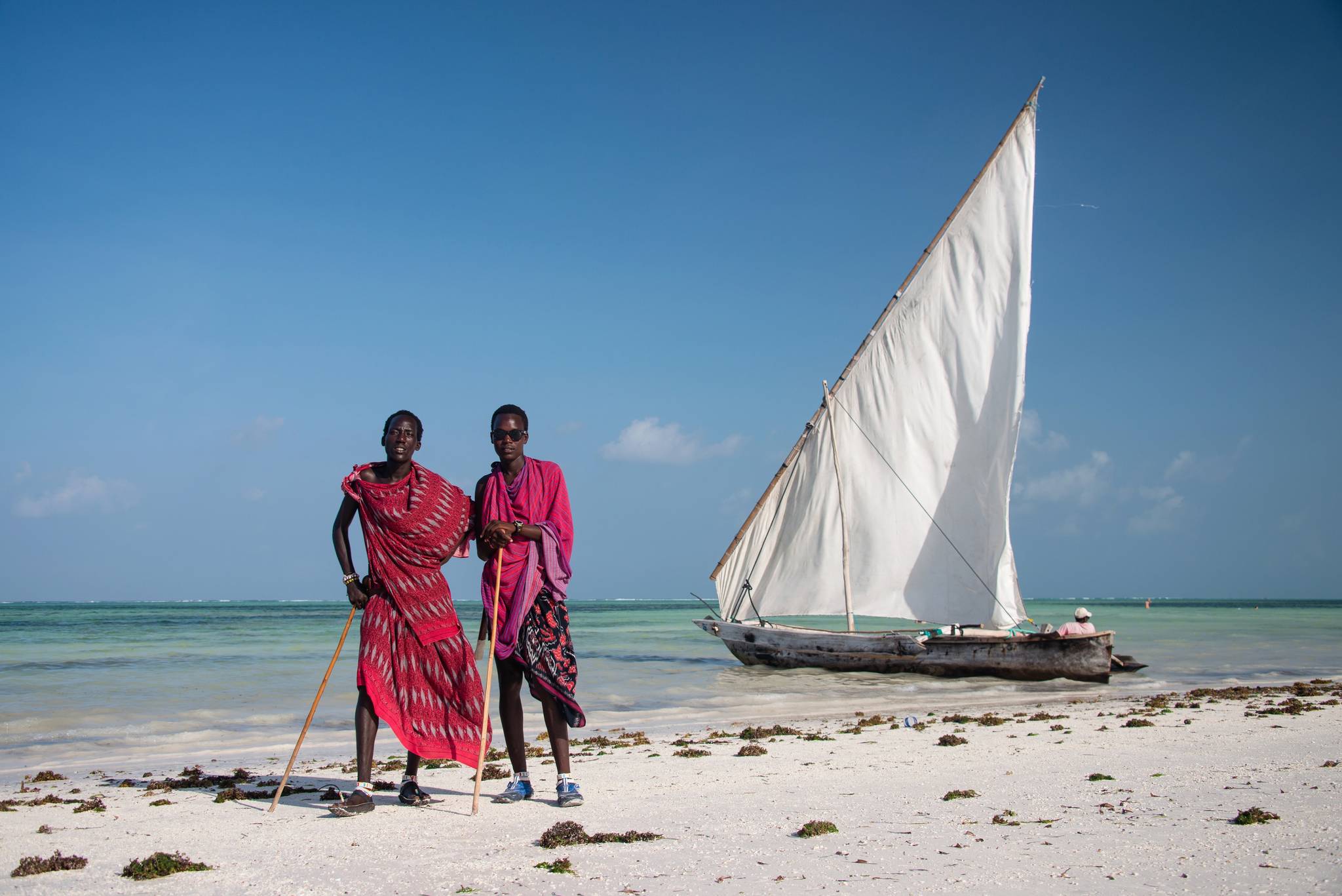 uomini masai in spiaggia a zanzibar