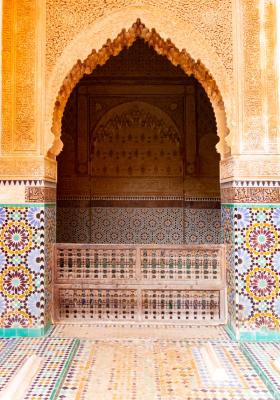 tipica arco marocchino con mosaici