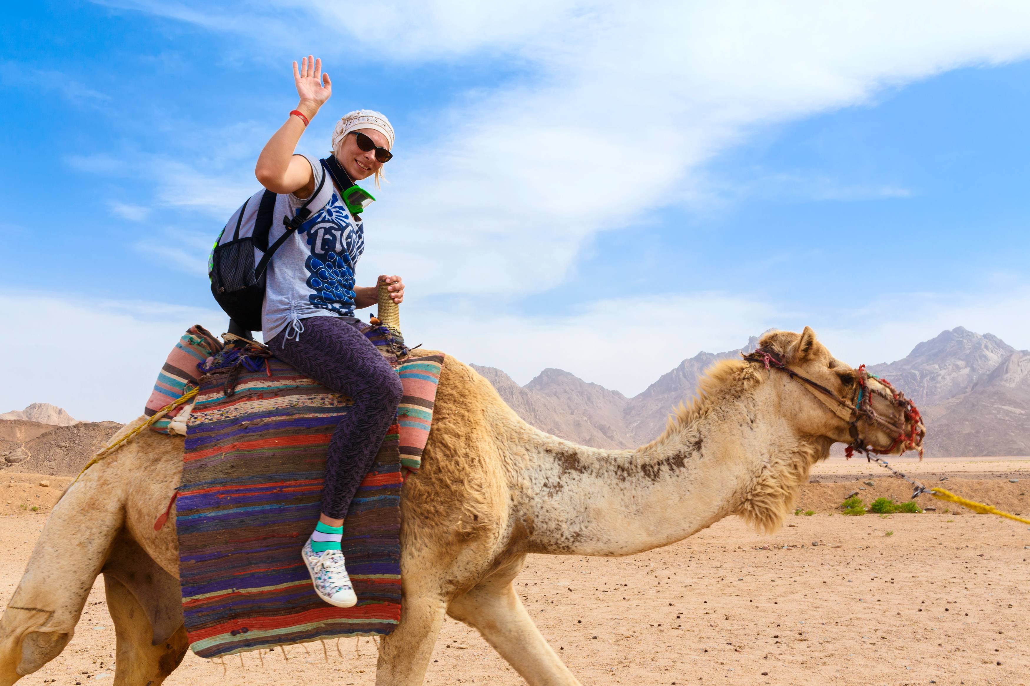 donna su cammello nel deserto in egitto