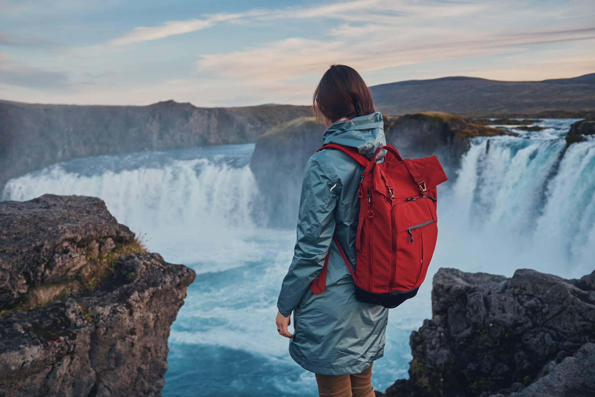 ragazza guarda la cascata in islanda