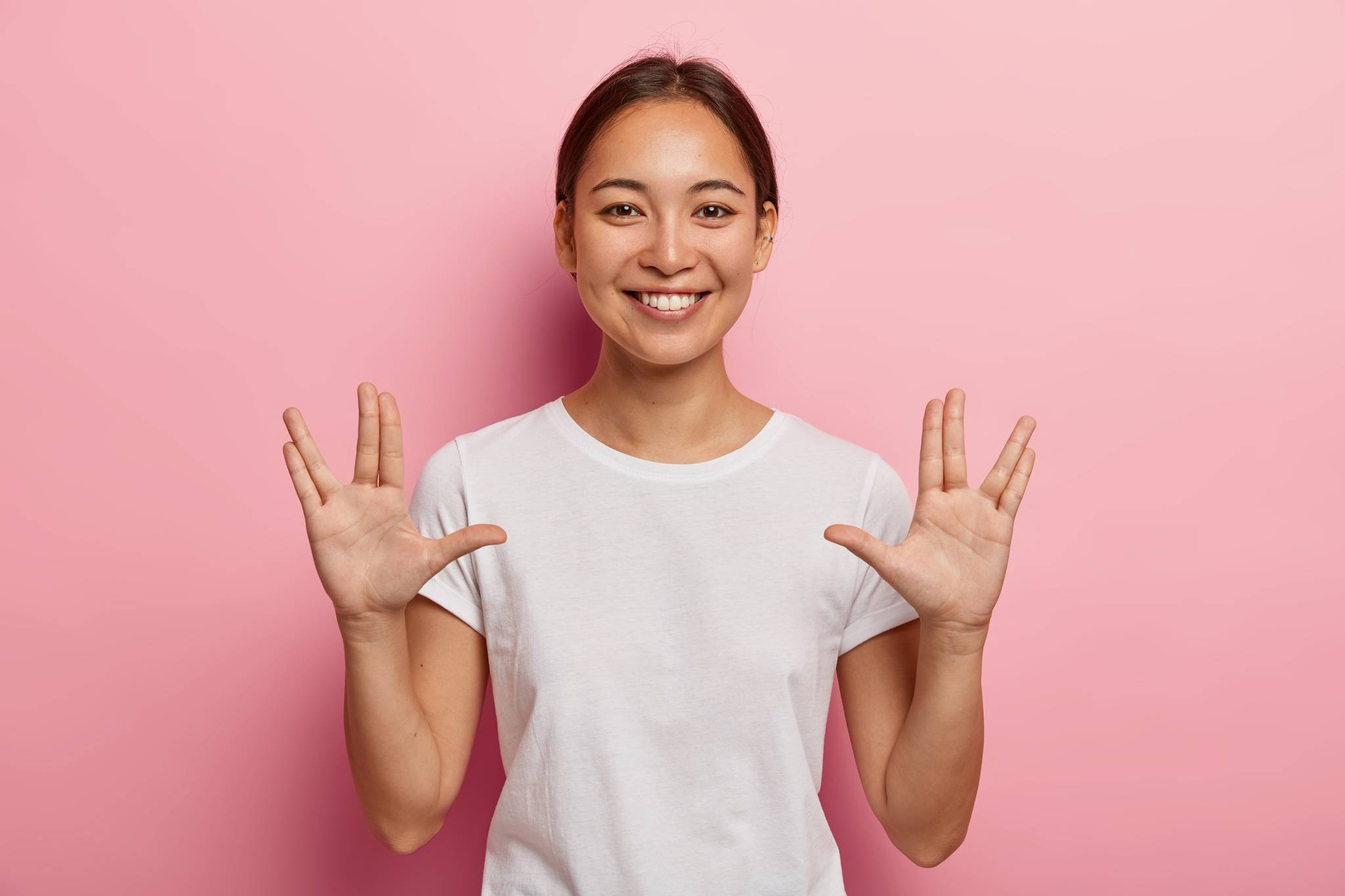 ragazza che fa il saluto vulcaniano