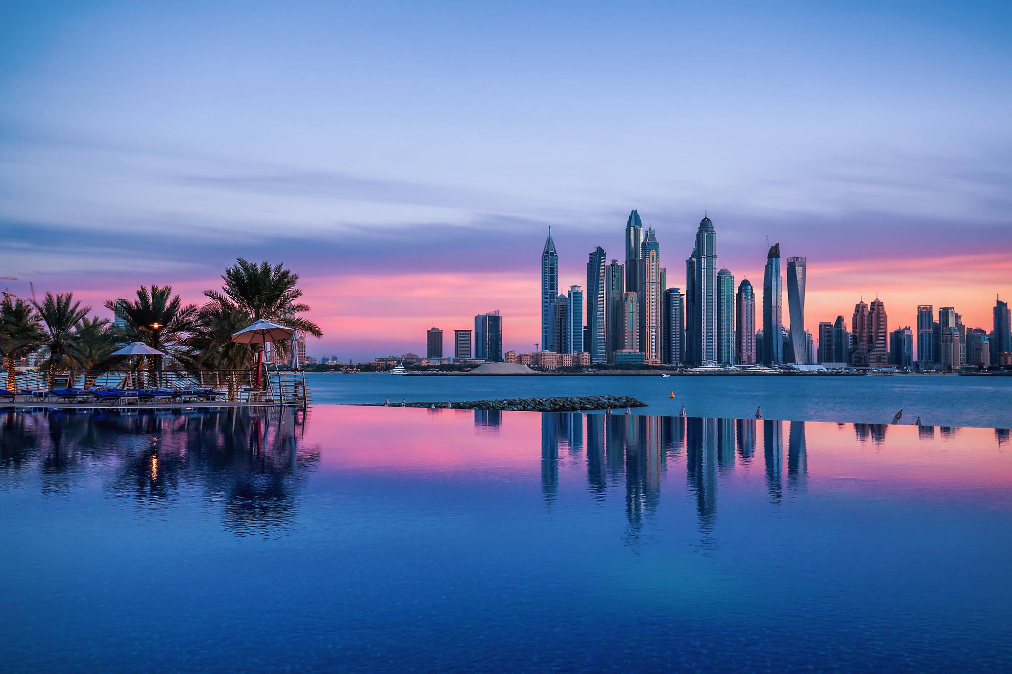 skyline di dubai al tramonto