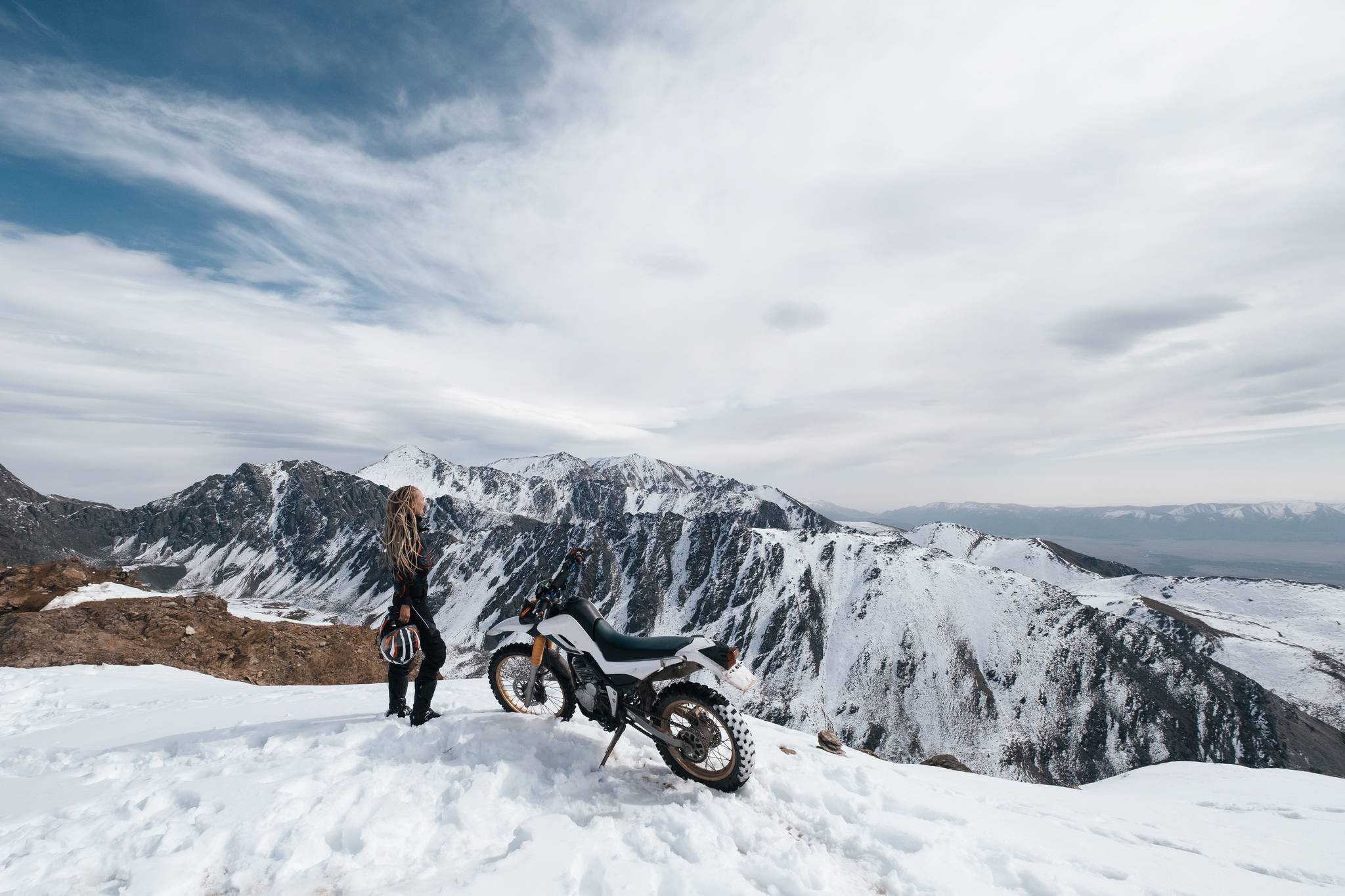 donna viaggio in moto montagna neve