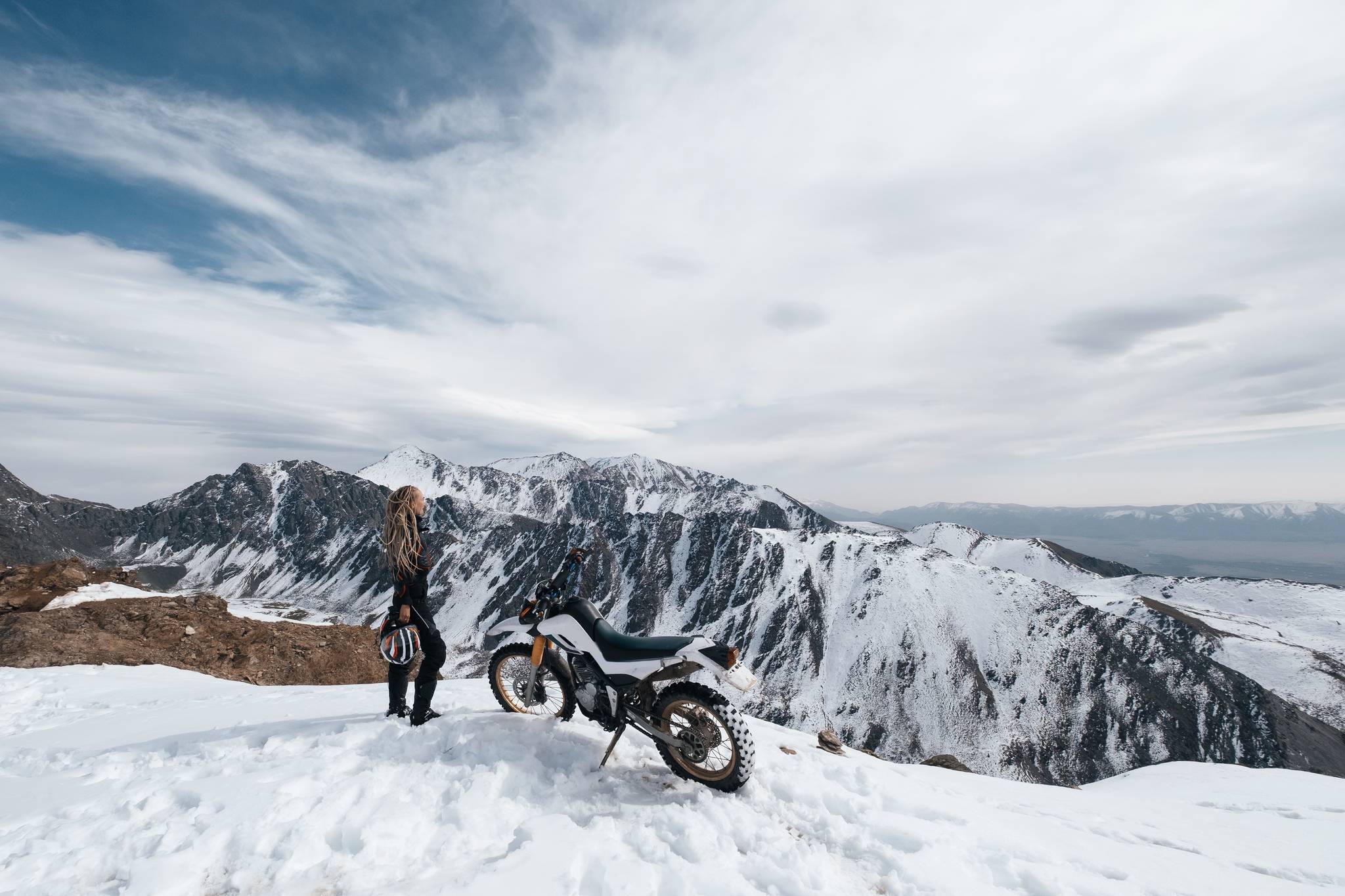donna viaggio in moto montagna neve