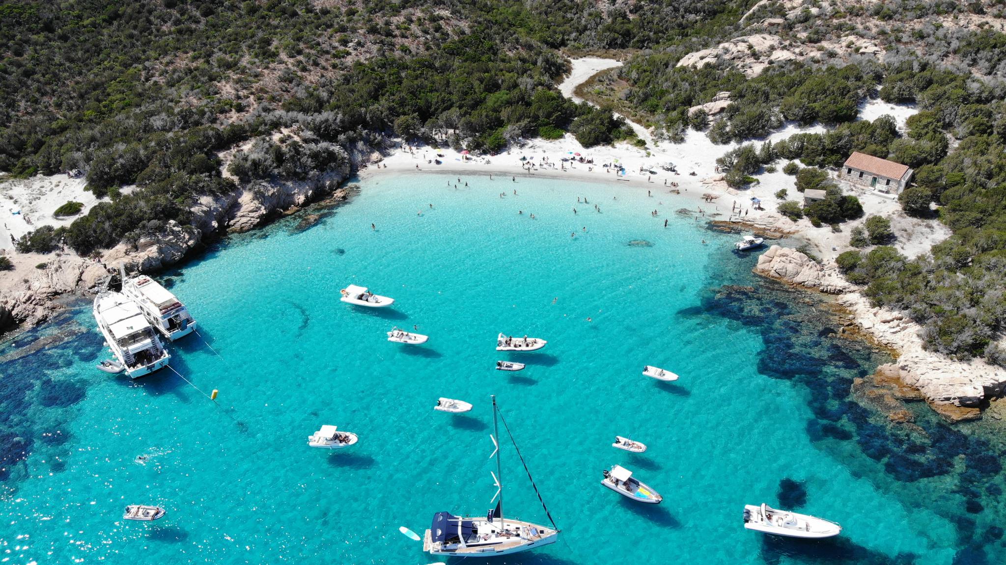 barche sulla spiaggia di spargi in sardegna