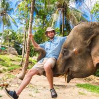 turista con elefante in thailandia