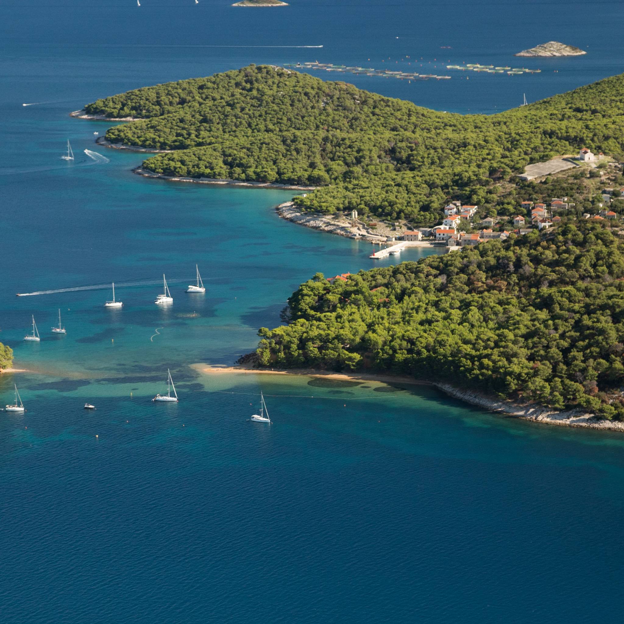 Tour in barca a vela nel Parco delle isole Incoronate