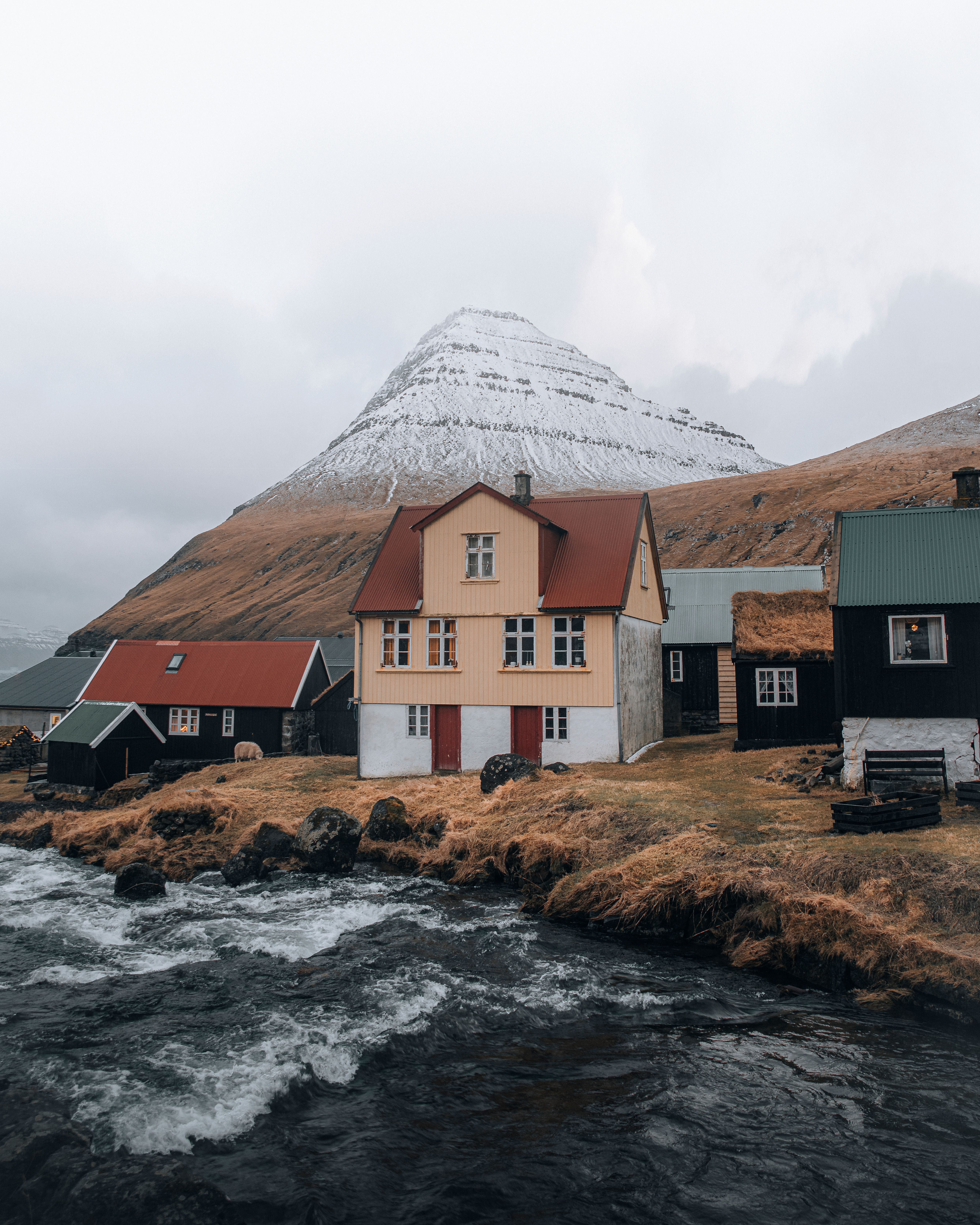 villaggio danese avvolto dalla nebbia