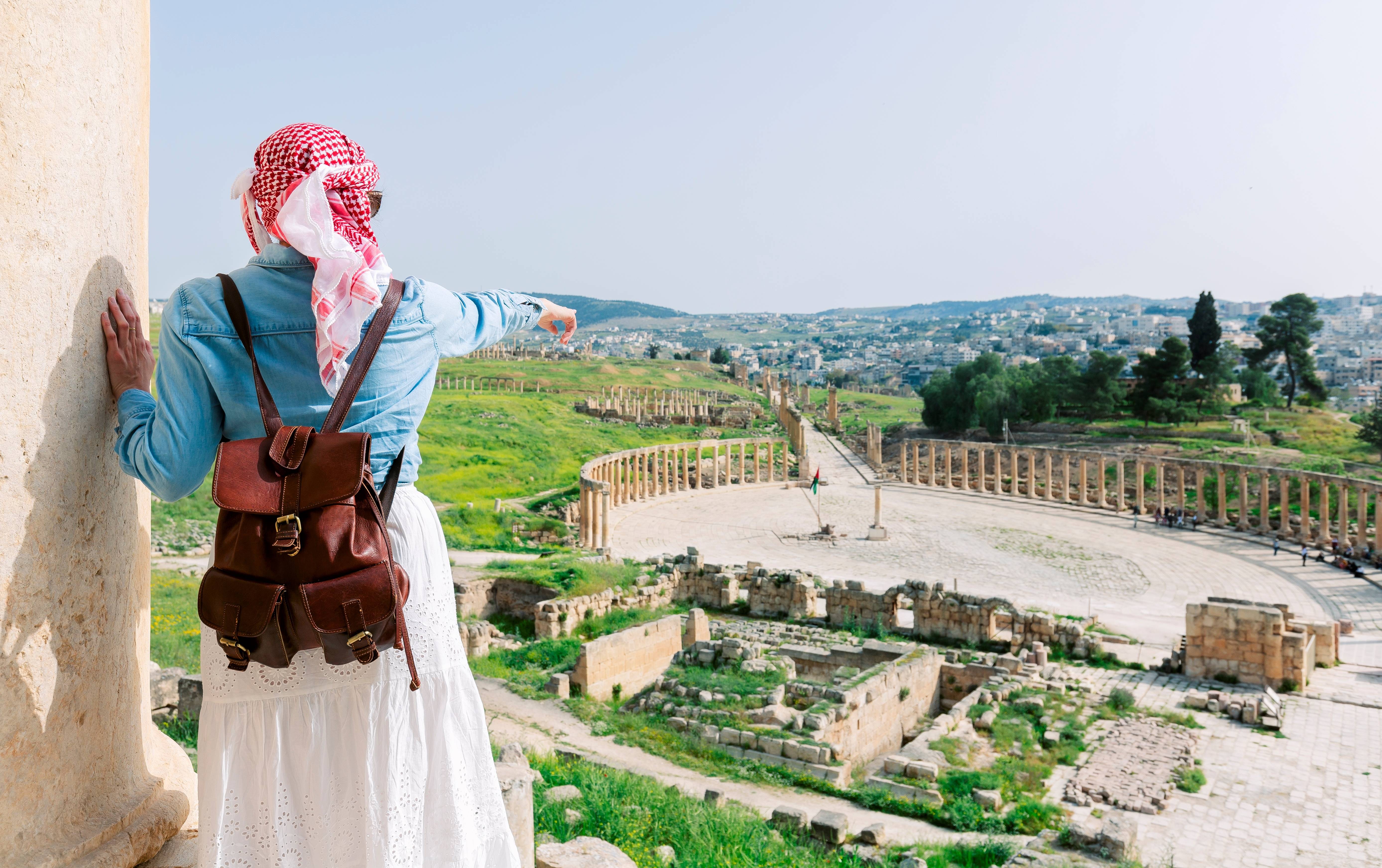 donna con turbante tradizionale a jerash