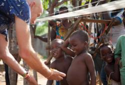 bambini africani battono il cinque a un turista occidentale