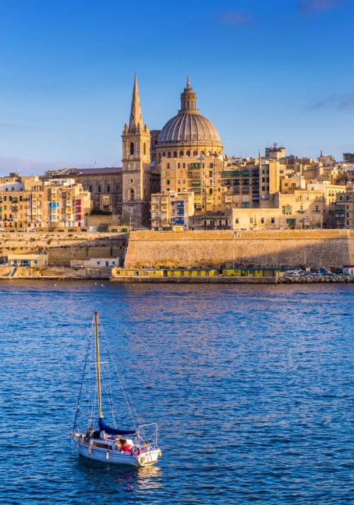 barca nel porto di la valletta malta