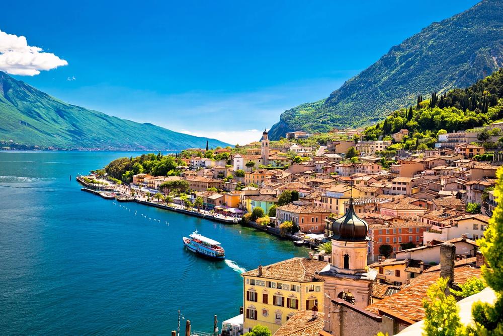 paese con case colorate sul lago di garda italia