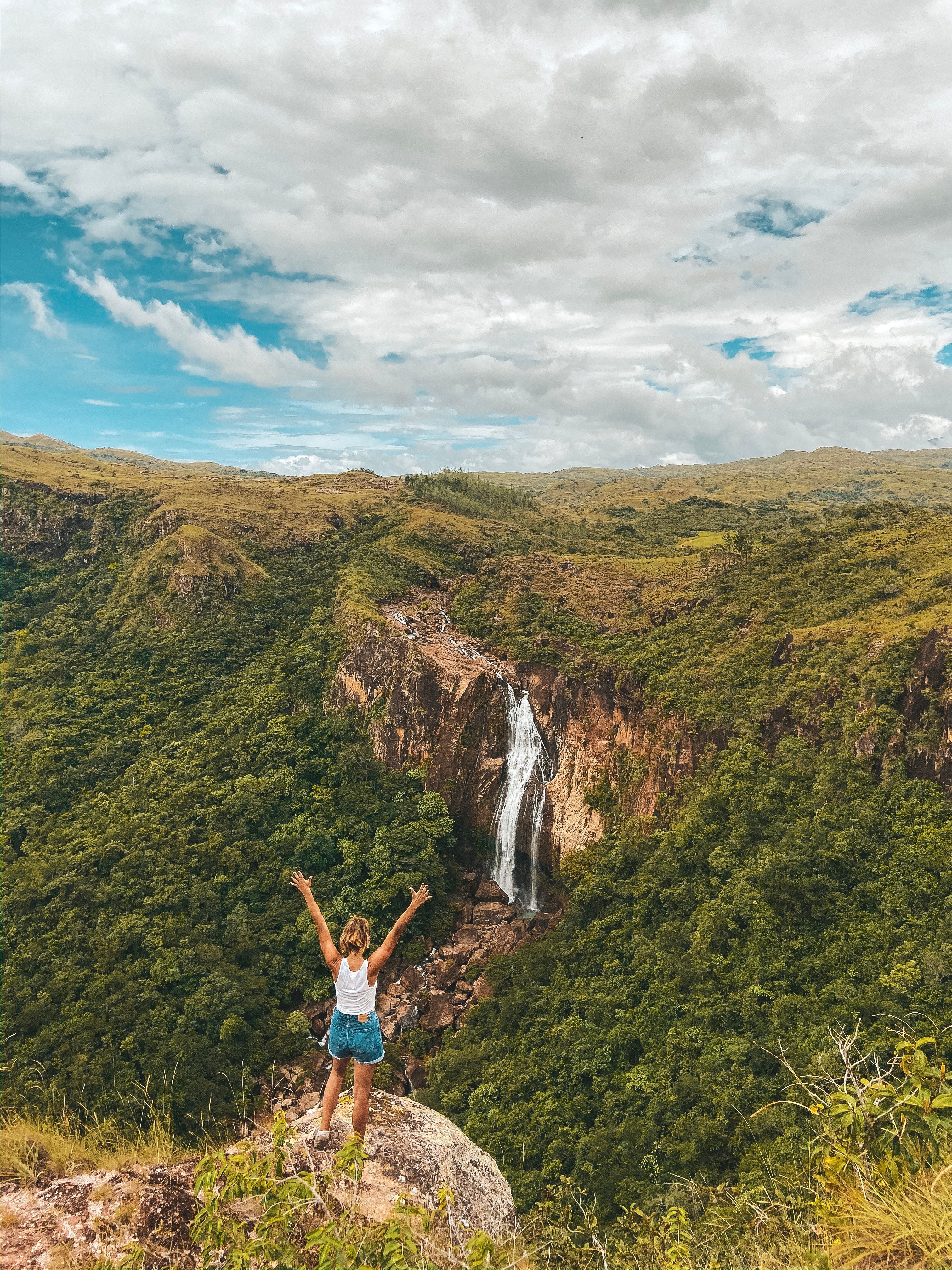 ragazza in posa davanti a cascata a panama