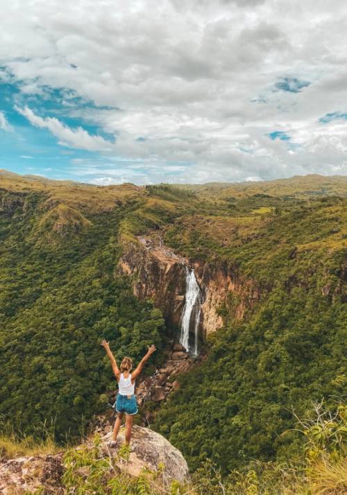ragazza in posa davanti a cascata a panama