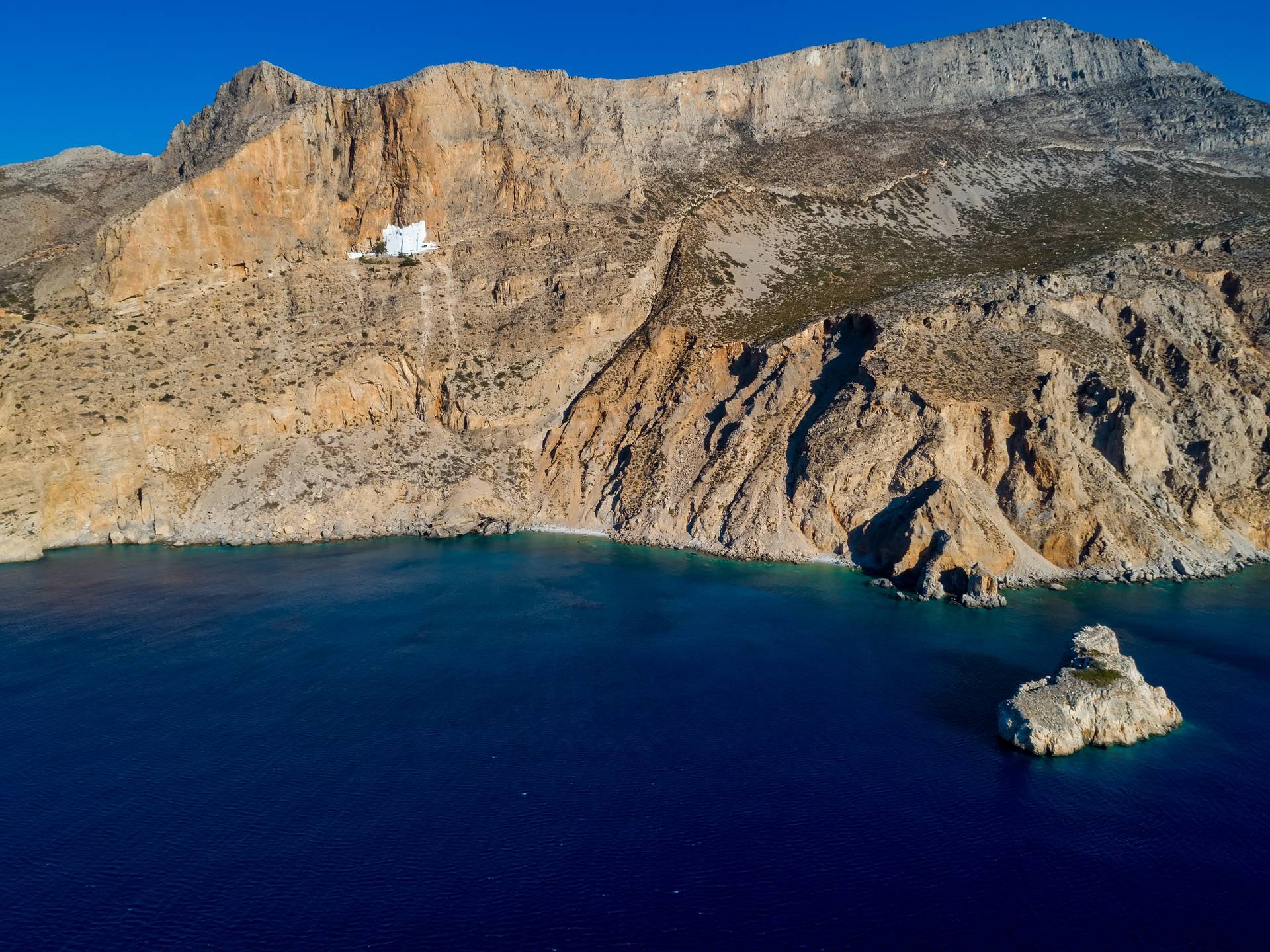 Boat tour between Mykonos and Santorini cover