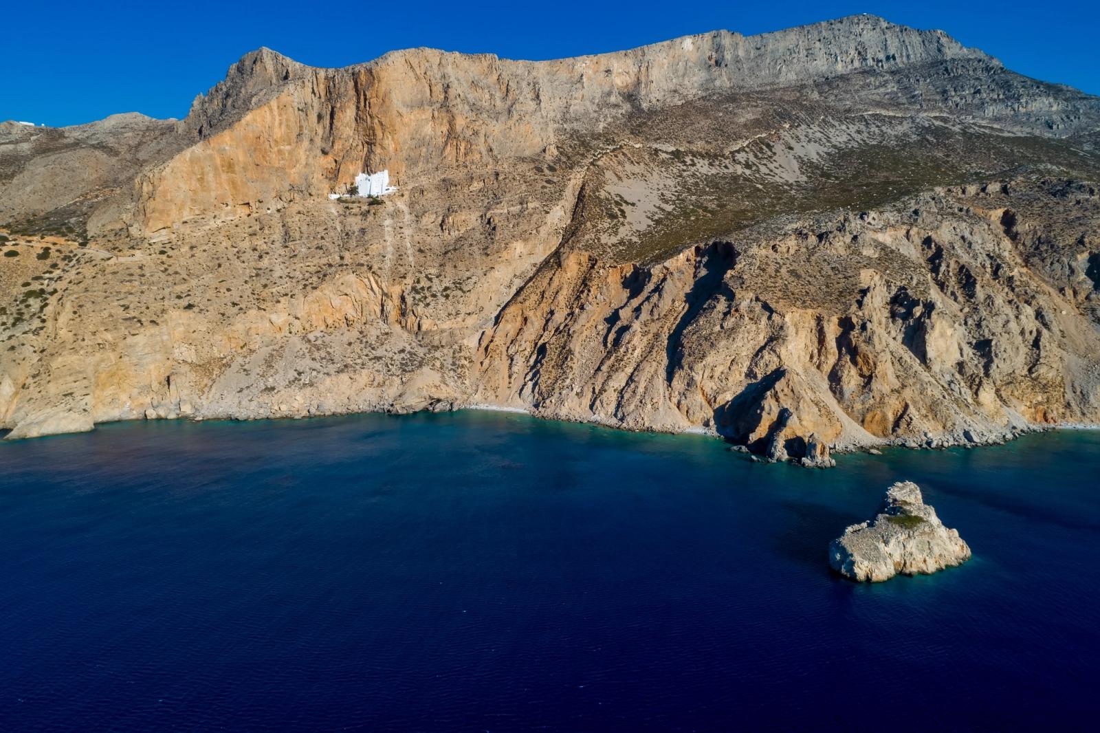 isola greca avvolta dal mare