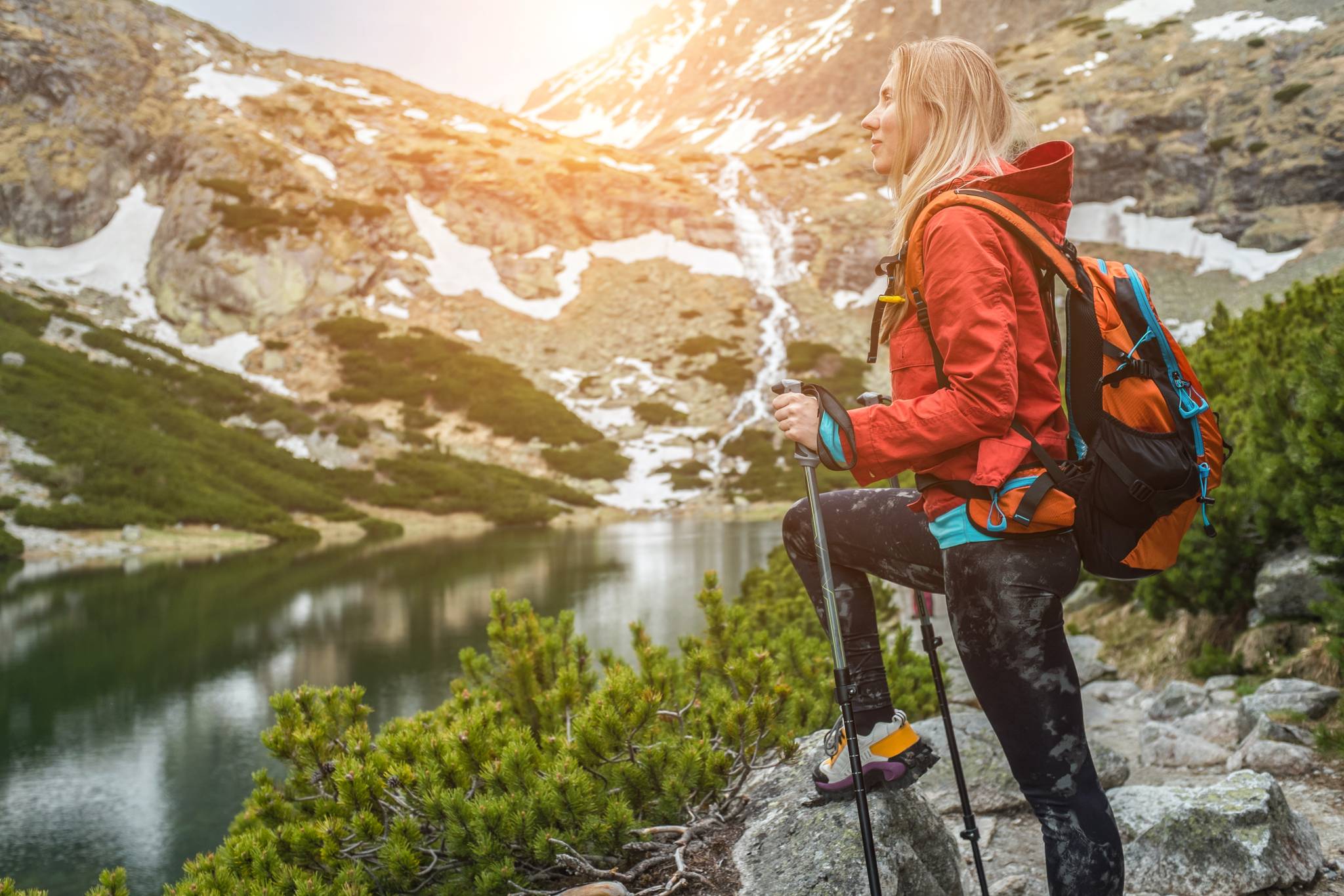 ragazza fa nordic walking in montagna con bacchette