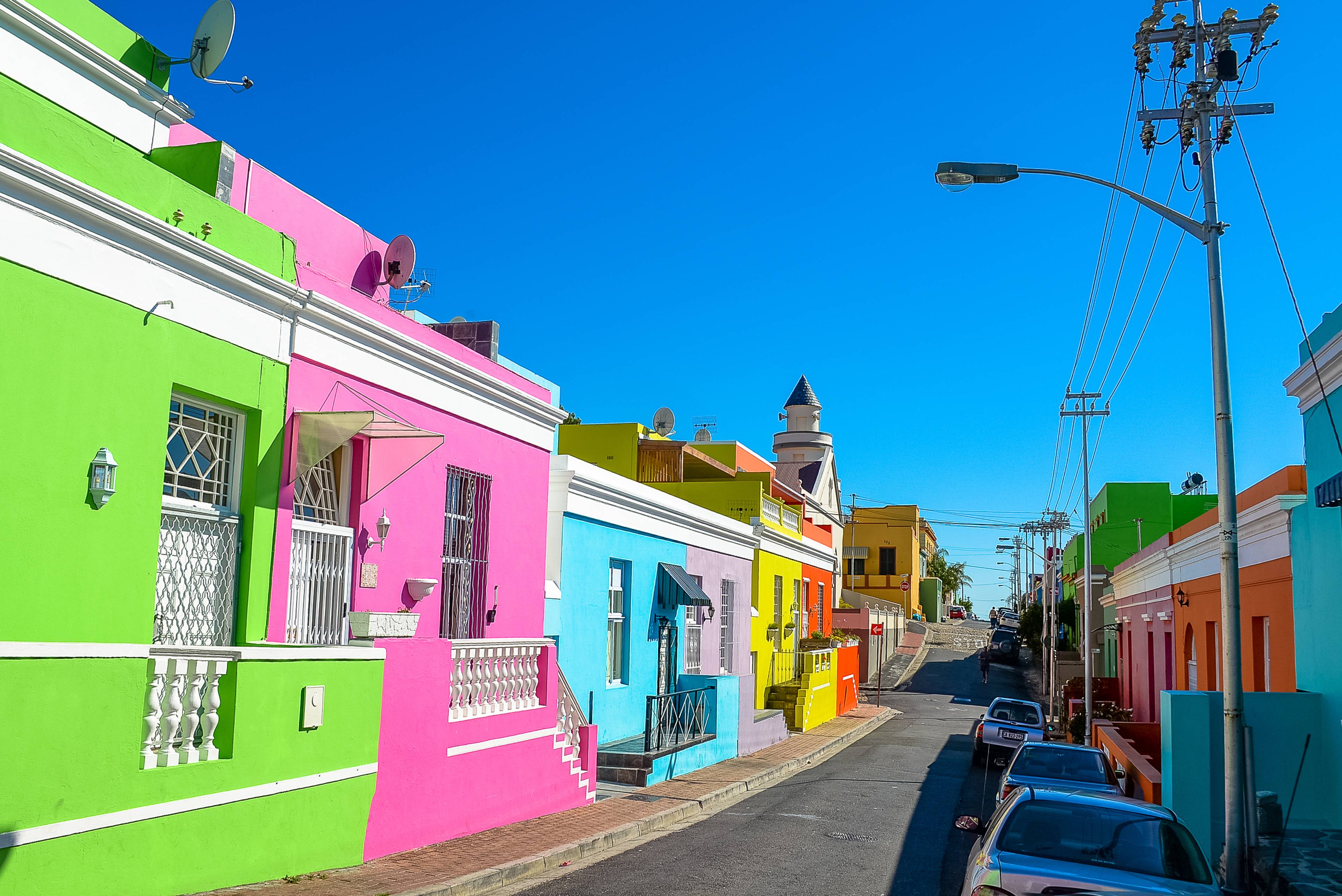 via di case colorate a cape town