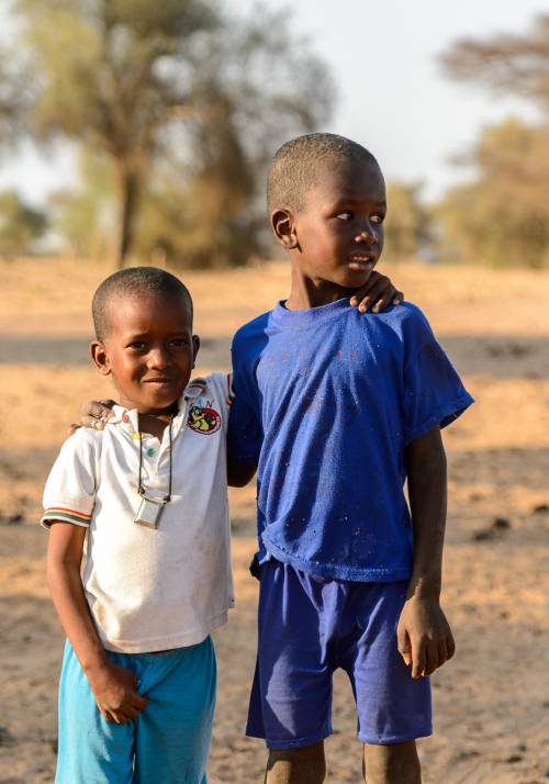 coppia di bambini senegalesi